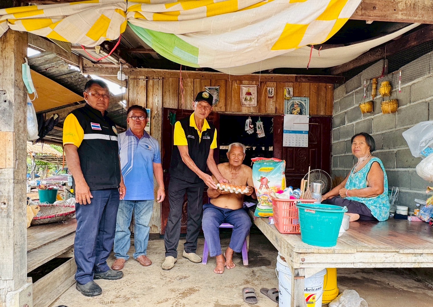 LINE_ALBUM_แจกของผู้ยากไร้ในตำบลเขาน้อย_250516_70